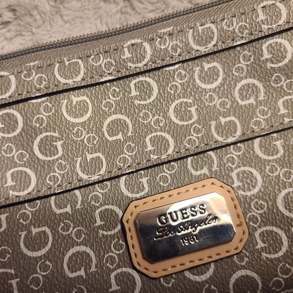 GUESS LEATHER WRISTLET - Picture 2 of 4